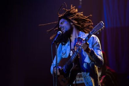 Em resumo, Bob Marley: One Love é considerado um filme cativante e bem-interpretado, que celebra a música e a filosofia de Marley, mas que ainda deixa espaço para uma abordagem narrativa mais profunda sobre as lutas, influências e contradições que marcaram sua vida e obra.