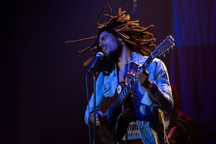 Em resumo, Bob Marley: One Love é considerado um filme cativante e bem-interpretado, que celebra a música e a filosofia de Marley, mas que ainda deixa espaço para uma abordagem narrativa mais profunda sobre as lutas, influências e contradições que marcaram sua vida e obra.