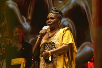 Melhor Atriz Sirlea Aleixo discursa no palco do Prêmio Shell de Teatro. Foto Alessandro Costa