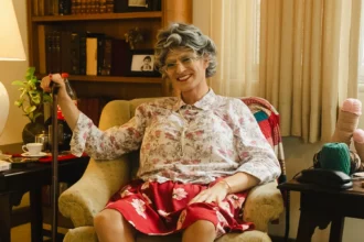 Minha Avó É Muito Louca estreia com humor ácido e afeto no Rio