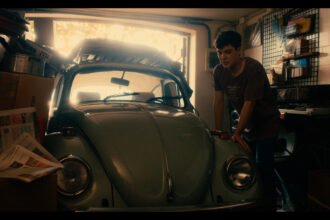 Caio Manhente em cena de "O Velho Fusca"- Divulgação A2 Filmes