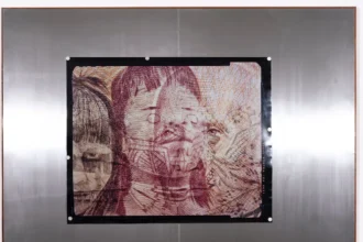 Exposição como me apaixonei por uma linha marca estreia de Emilio Azevedo em individual no Brasil