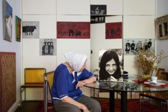 Fronteiras da Memória - Vera Jarach, do movimento Avós da Praça de Maio, ao lado da foto da filha desaparecida na ditadura argentina (foto: Divulgação/Curta)
