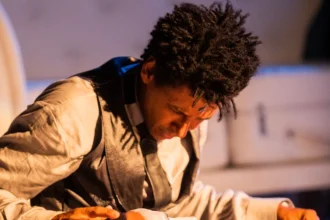 Sucesso do teatro brasileiro, Namíbia, Não! faz apresentações especiais em Salvador