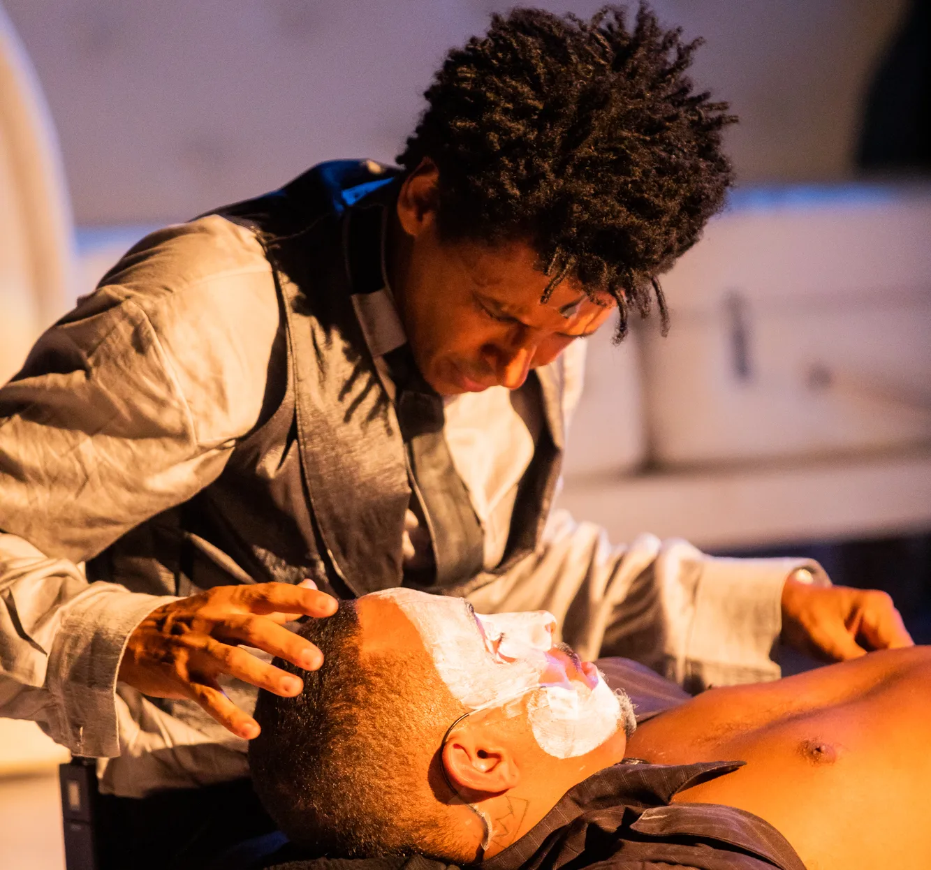 Sucesso do teatro brasileiro, Namíbia, Não! faz apresentações especiais em Salvador