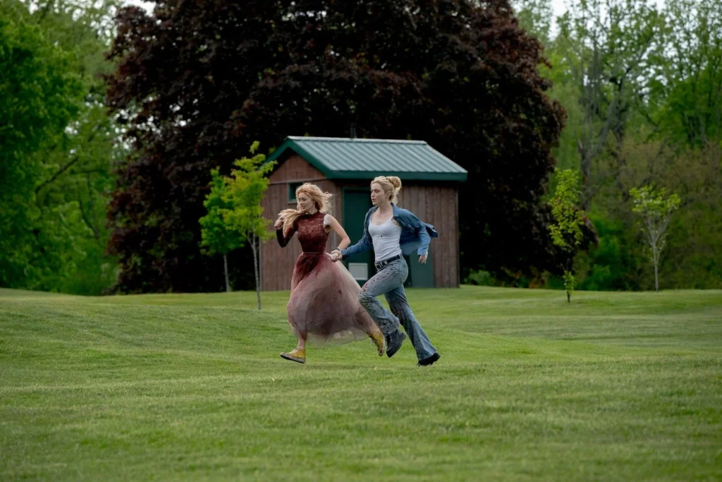 Samara Weaving e Kathryn Newton em cena de "Casamento Sangrento: A Viúva"- Copyright SearchLight Pictures