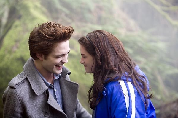 Robert Pattinson e Kristen Stewart em cena de "Crepúsculo"- Copyright Summit Entertainment