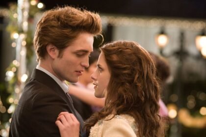 Robert Pattinson e Kristen Stewart em cena de "Crepúsculo"- Copyright Summit Entertainment