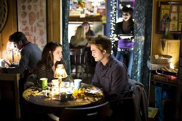 Robert Pattinson e Kristen Stewart em cena de "Crepúsculo"- Copyright Summit Entertainment