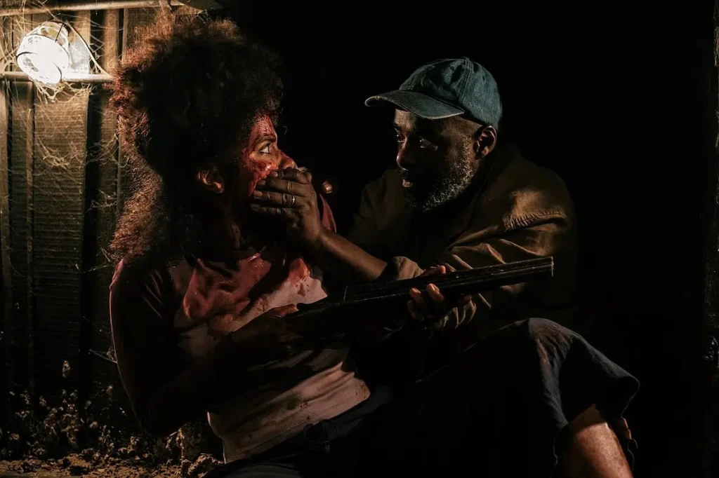 Zazie Beetz e Paterson Joseph em cena de "Eles Vão te Matar"- Divulgação Warner Bros