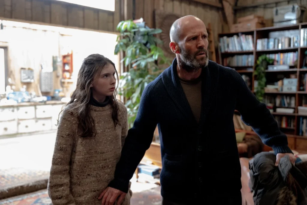 Jason Statham e Bodhi Rae Breathnach em cena de "Missão - Refúgio"- Divulgação Diamond Pictures