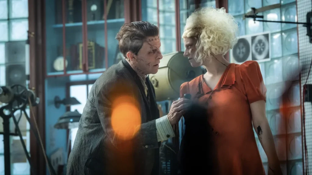 Jessie Buckley e Christian Bale em cena de "A Noiva!"- Divulgação Warner Bros Pictures