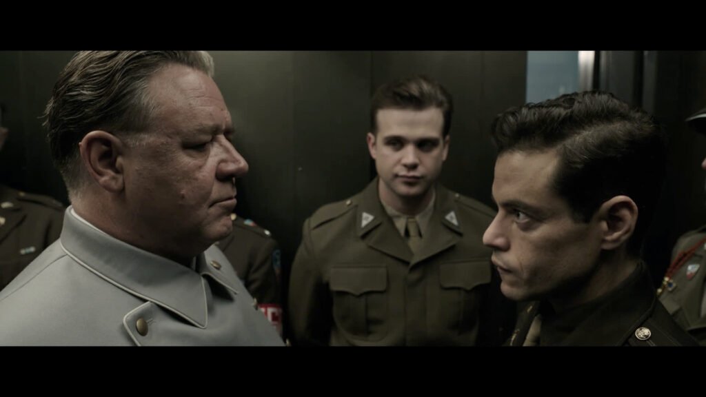 Leo Woodall, Rami Malek e Russell Crowe em cena de "Nuremberg"- Divulgação Diamond Filmes