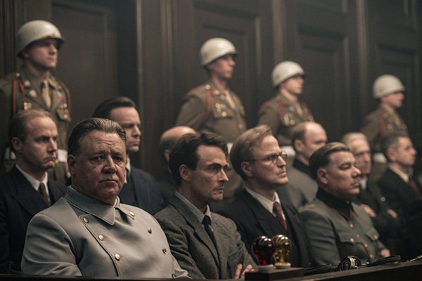 Russell Crowe e grande elenco em cena de "Nuremberg"- Divulgação Diamond Filmes
