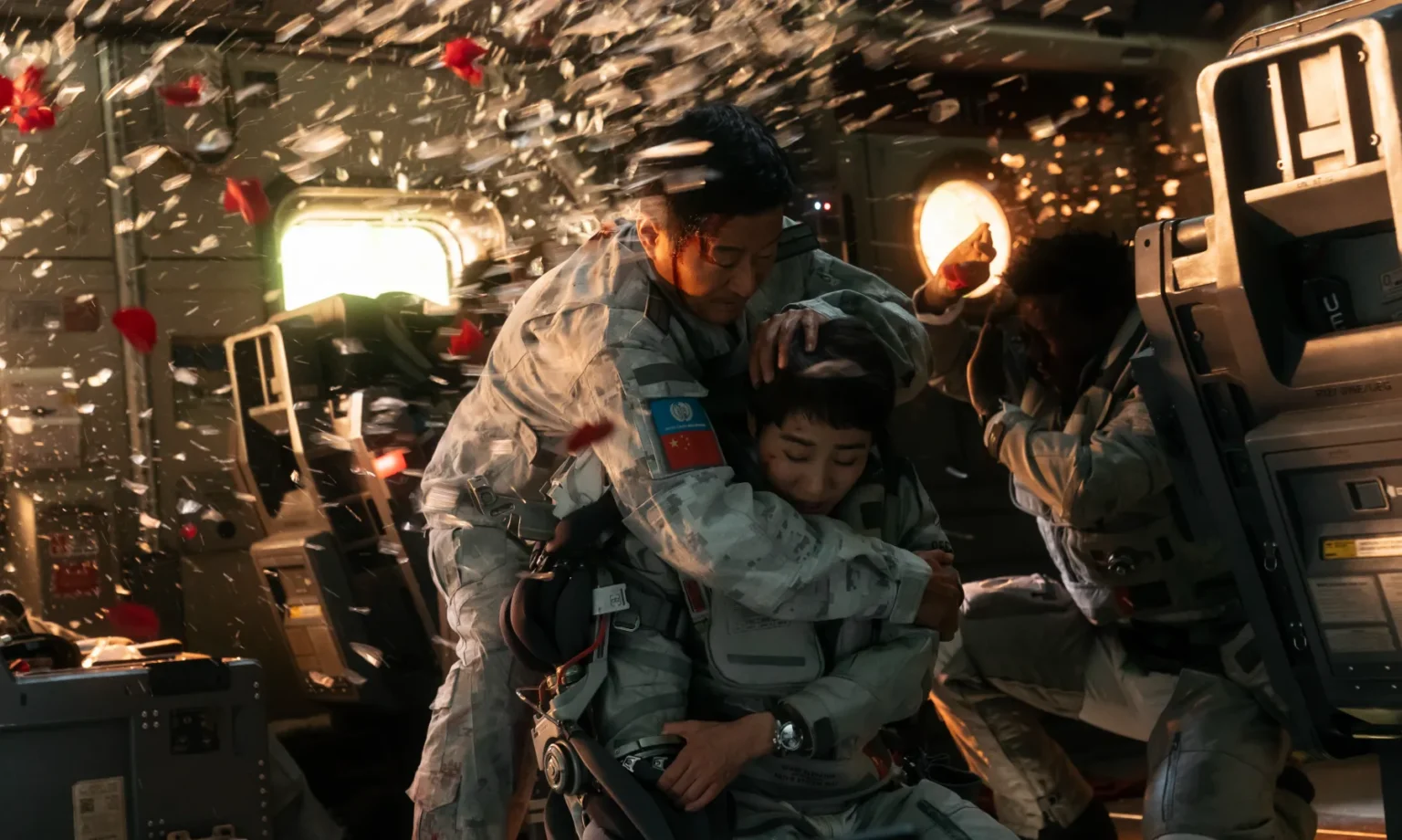 Terra à Deriva 2: Destino aposta em espetáculo visual e dilemas humanos para expandir a ficção científica