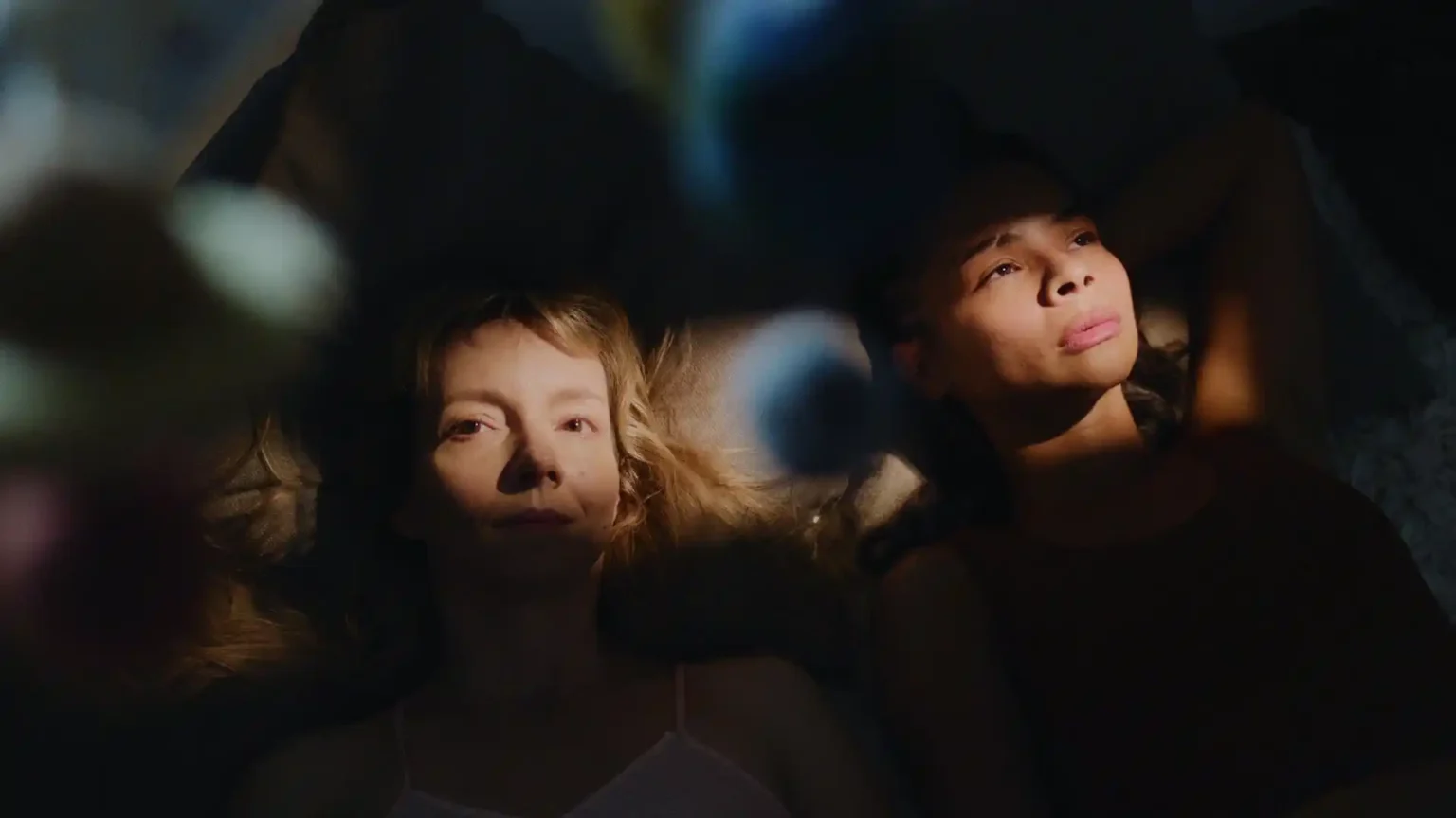 Djin Sganzerla e Lian Gaia em cena de "Eclipse"- Divulgação Mercúrio Produções