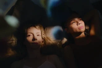 Djin Sganzerla e Lian Gaia em cena de "Eclipse"- Divulgação Mercúrio Produções