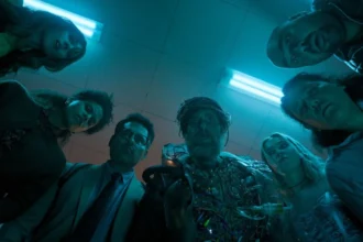 Juno Temple, Sam Rockwell, Haley Lu Richardson, Asim Chaudhry, Zazie Beetz, Georgia Goodman, Michael Peña em cena de "Boa Sorte, Divirta-se, Não Morra"- Copyright Briarcliff Entertainment