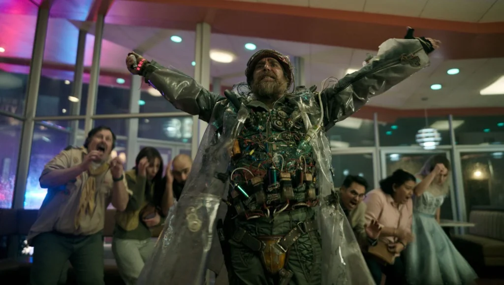 Sam Rockwell em cena de "Boa Sorte, Divirta-se, Não Morra"- Copyright Constantin Film