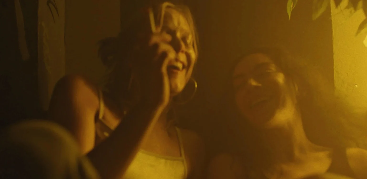 Charli Xcx e Lena Góra em cena de "Erupcja"- Divulgação Oficial