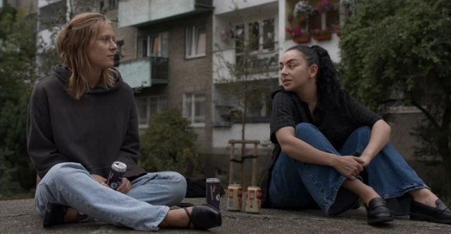 Charli Xcx e Lena Góra em cena de "Erupcja"- Divulgação Oficial