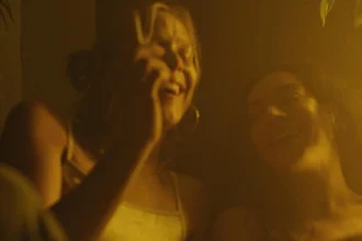 Charli Xcx e Lena Góra em cena de "Erupcja"- Divulgação Oficial