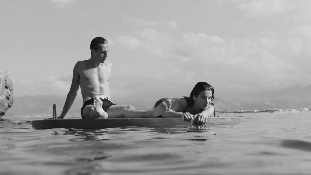 Benjamin Voisin e Rebecca Marder em cena de "O Estrangeiro"- Copyright Foz - Gaumont - France 2 Cinema, Carole Bethuel