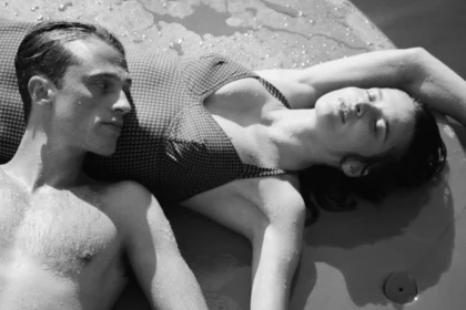 Benjamin Voisin e Rebecca Marder em cena de "O Estrangeiro"- Copyright Foz - Gaumont - France 2 Cinema, Carole Bethuel