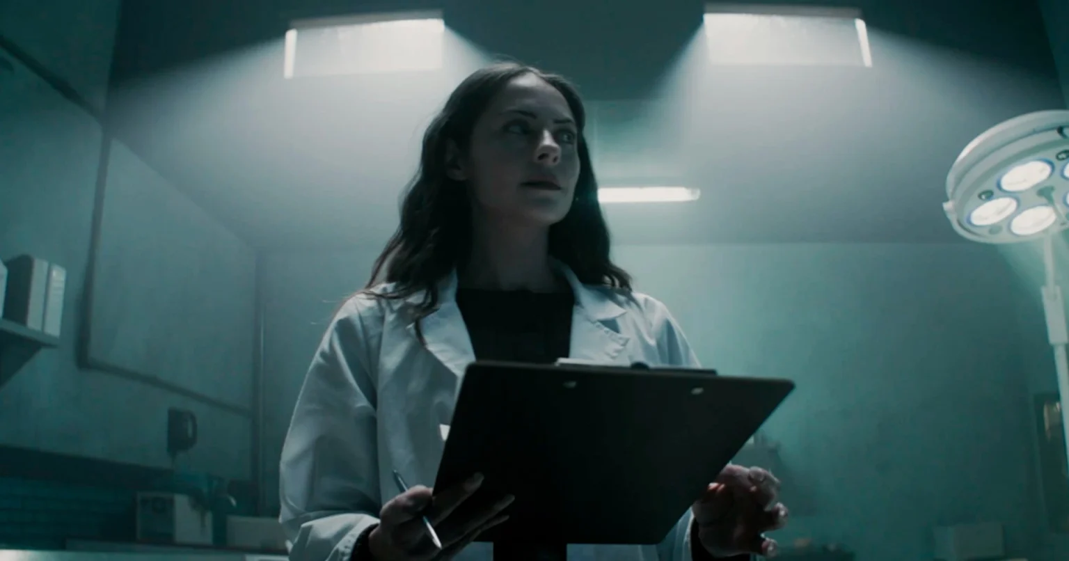 Willa Holland em cena de "The Mortuary Assistant"- Divulgação A2 Filmes