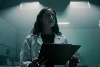 Willa Holland em cena de "The Mortuary Assistant"- Divulgação A2 Filmes