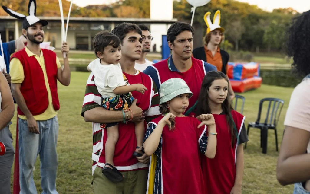 Rafael Infante, Xande Valois, Bella Alelaf e Lara Infante em cena de "Um Pai em Apuros"- Divulgação Mais Galeria