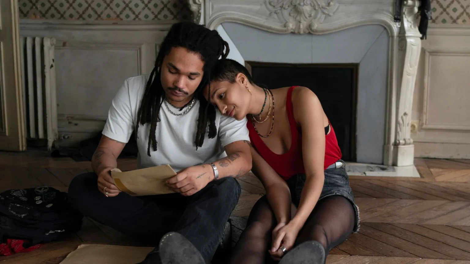 Luka Sabbat e Indya Moore em foto de "Pai Mãe Irmã Irmão"- Copyright Vague Notion 2024_Carole Bethuel