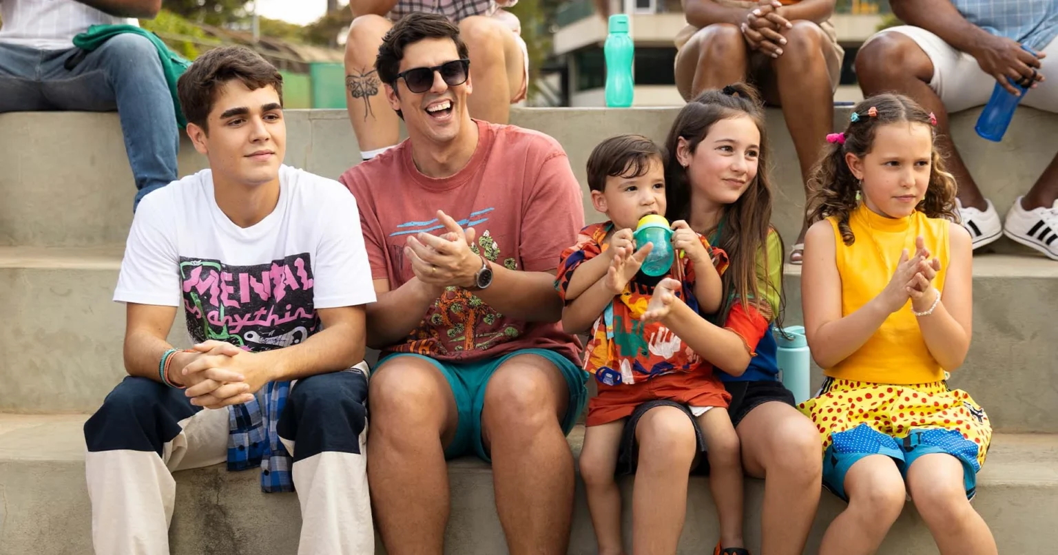 Rafael Infante, Xande Valois, Bella Alelaf e Lara Infante em cena de "Um Pai em Apuros"- Divulgação Mais Galeria