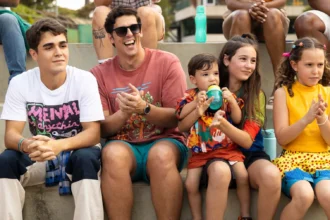 Rafael Infante, Xande Valois, Bella Alelaf e Lara Infante em cena de "Um Pai em Apuros"- Divulgação Mais Galeria