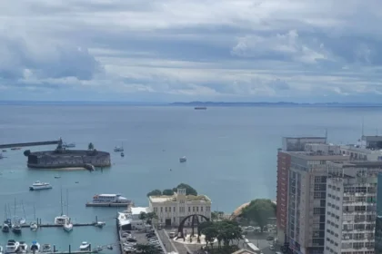 vista do elevador lacerda em salvador em foto de Alvaro Tallarico