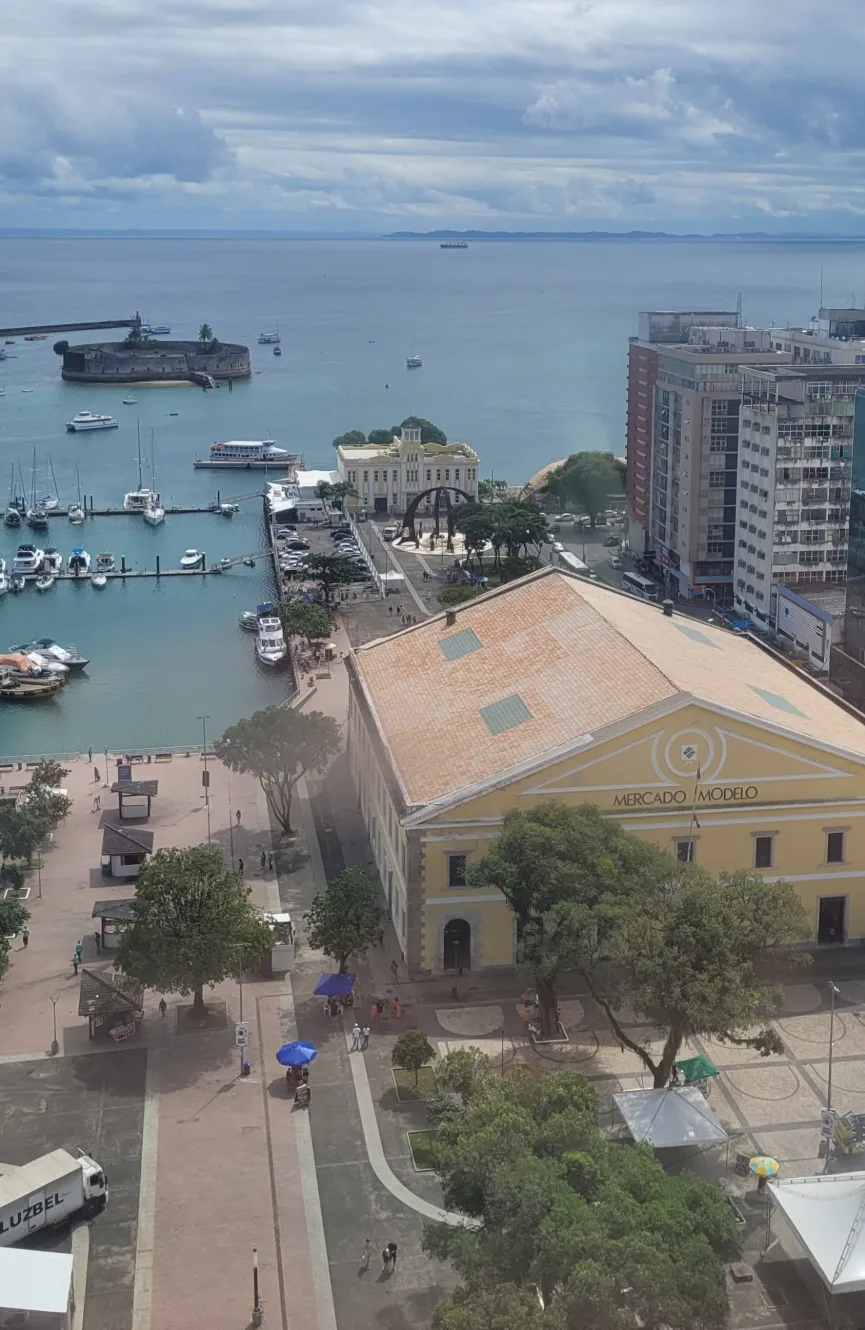 vista do elevador lacerda em salvador em foto de Alvaro Tallarico
