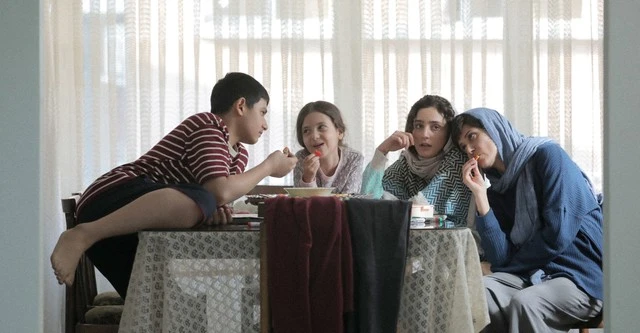 Parinaz Izadyar, Arshida Dorostkar, Sahar Goldoost e Sinan Mohebi em cena de "Mãe e Filho"- Divulgação Diaphana Distribution