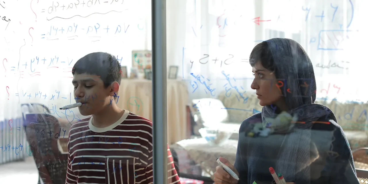 Parinaz Izadyar e Sinan Mohebi em cena de "Mãe e Filho"- Divulgação Diaphana Distribution