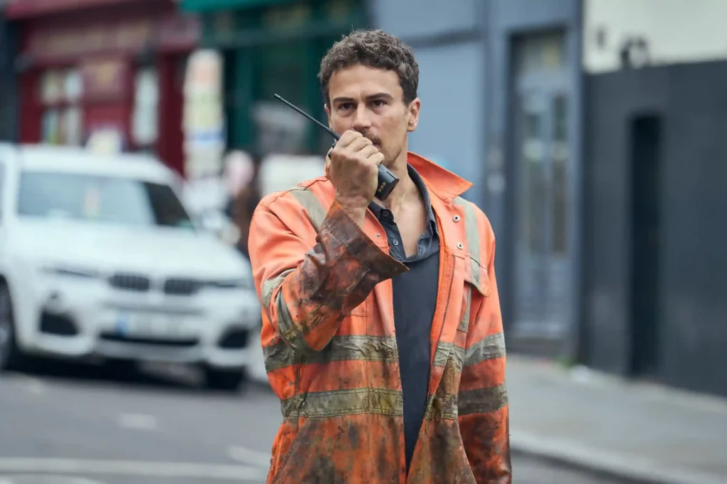 Theo James em cena de "Golpe Explosivo"- Divulgação Diamond Pictures