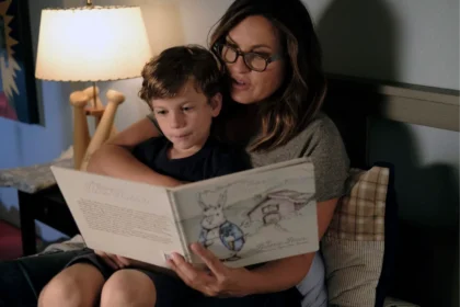 mães Olivia Benson (Mariska Hargitay) e Noah (Ryan Buggle) em cena de ’Law and Order: SVU’ (Crédito: NBCUniversal/Divulgação)