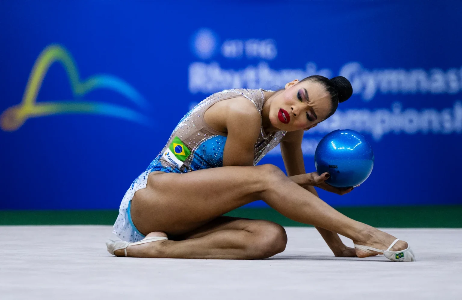 Rio de Janeiro recebe Pan-Americanos de Ginástica Rítmica a partir de 31 de maio Arena Carioca 1, no Parque Olímpico da Barra, reúne mais de 200 atletas de 21 países em uma das principais competições continentais da modalidade TropExpress A programação começa com o Torneio Pan-Americano da categoria 13 anos e o Campeonato Pan-Americano Juvenil, disputados entre os dias 31 de maio e 2 de junho. Na sequência, entre 5 e 7 de junho, será realizado o Campeonato Pan-Americano Adulto, principal competição continental da modalidade. Os eventos são organizados pela Confederação Brasileira de Ginástica (CBG), em parceria com o Instituto Ofir, com patrocínio da Enel Brasil, por meio da Lei de Incentivo ao Esporte da Secretaria de Estado de Esporte e Lazer do Governo do Estado do Rio de Janeiro. Além da importância esportiva, as competições têm peso estratégico no calendário internacional: os resultados servirão como classificatórios para os Jogos Pan-Americanos de Lima 2027 e para o Campeonato Mundial de Ginástica Rítmica, em Frankfurt. O Rio de Janeiro vem se consolidando cada vez mais como sede de grandes eventos esportivos internacionais. Receber uma competição desse porte reforça o protagonismo do estado no cenário esportivo e deixa um legado importante para a modalidade, incentivando novos atletas e aproximando o público da ginástica rítmica”, destaca o secretário de Estado de Esporte e Lazer, Rodrigo Scorzelli. Patrocinadora da competição, a Enel Brasil reforça, com o apoio ao evento, seu compromisso com iniciativas que promovem transformação social, inclusão e desenvolvimento por meio do esporte. O diretor-geral da CBG e presidente do Comitê Organizador Local, Cacá Resende, destaca a experiência brasileira na realização de grandes eventos da modalidade. “Já realizamos importantes edições do Campeonato Pan-Americano no Rio de Janeiro e recentemente sediamos o maior Campeonato Mundial de Ginástica Rítmica da história. O Brasil consolidou um padrão elevado de organização, estrutura e capacidade de entrega de grandes competições internacionais”, afirma. O público poderá acompanhar apresentações individuais e de conjunto nas categorias infantil, juvenil e adulta, com a presença de algumas das principais atletas da ginástica rítmica do continente. Serviço Torneio Pan-Americano (13 anos) e Campeonato Pan-Americano Juvenil Datas: 31 de maio a 2 de junho de 2026 Campeonato Pan-Americano Adulto Datas: 5 a 7 de junho de 2026 Local: Parque Olímpico — Arenas Carioca 1 e 2 Av. Embaixador Abelardo Bueno, 3401 — Barra da Tijuca, Rio de Janeiro/RJ Ingressos: www.ingresse.com/campeonato-pan-americano-de-ginastica O Pan-Americano de Ginástica Rítmica é realizado pela Confederação Brasileira de Ginástica (CBG) em parceria com o Instituto Ofir, com patrocínio da Enel via Lei de Incentivo ao Esporte da Secretaria de Esporte e Lazer do Governo do Estado do Rio de Janeiro.