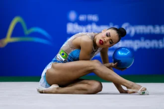 Rio de Janeiro recebe Pan-Americanos de Ginástica Rítmica a partir de 31 de maio Arena Carioca 1, no Parque Olímpico da Barra, reúne mais de 200 atletas de 21 países em uma das principais competições continentais da modalidade TropExpress A programação começa com o Torneio Pan-Americano da categoria 13 anos e o Campeonato Pan-Americano Juvenil, disputados entre os dias 31 de maio e 2 de junho. Na sequência, entre 5 e 7 de junho, será realizado o Campeonato Pan-Americano Adulto, principal competição continental da modalidade. Os eventos são organizados pela Confederação Brasileira de Ginástica (CBG), em parceria com o Instituto Ofir, com patrocínio da Enel Brasil, por meio da Lei de Incentivo ao Esporte da Secretaria de Estado de Esporte e Lazer do Governo do Estado do Rio de Janeiro. Além da importância esportiva, as competições têm peso estratégico no calendário internacional: os resultados servirão como classificatórios para os Jogos Pan-Americanos de Lima 2027 e para o Campeonato Mundial de Ginástica Rítmica, em Frankfurt. O Rio de Janeiro vem se consolidando cada vez mais como sede de grandes eventos esportivos internacionais. Receber uma competição desse porte reforça o protagonismo do estado no cenário esportivo e deixa um legado importante para a modalidade, incentivando novos atletas e aproximando o público da ginástica rítmica”, destaca o secretário de Estado de Esporte e Lazer, Rodrigo Scorzelli. Patrocinadora da competição, a Enel Brasil reforça, com o apoio ao evento, seu compromisso com iniciativas que promovem transformação social, inclusão e desenvolvimento por meio do esporte. O diretor-geral da CBG e presidente do Comitê Organizador Local, Cacá Resende, destaca a experiência brasileira na realização de grandes eventos da modalidade. “Já realizamos importantes edições do Campeonato Pan-Americano no Rio de Janeiro e recentemente sediamos o maior Campeonato Mundial de Ginástica Rítmica da história. O Brasil consolidou um padrão elevado de organização, estrutura e capacidade de entrega de grandes competições internacionais”, afirma. O público poderá acompanhar apresentações individuais e de conjunto nas categorias infantil, juvenil e adulta, com a presença de algumas das principais atletas da ginástica rítmica do continente. Serviço Torneio Pan-Americano (13 anos) e Campeonato Pan-Americano Juvenil Datas: 31 de maio a 2 de junho de 2026 Campeonato Pan-Americano Adulto Datas: 5 a 7 de junho de 2026 Local: Parque Olímpico — Arenas Carioca 1 e 2 Av. Embaixador Abelardo Bueno, 3401 — Barra da Tijuca, Rio de Janeiro/RJ Ingressos: www.ingresse.com/campeonato-pan-americano-de-ginastica O Pan-Americano de Ginástica Rítmica é realizado pela Confederação Brasileira de Ginástica (CBG) em parceria com o Instituto Ofir, com patrocínio da Enel via Lei de Incentivo ao Esporte da Secretaria de Esporte e Lazer do Governo do Estado do Rio de Janeiro.