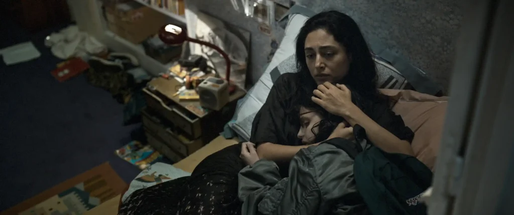 Mélissa Boros e Golshifteh Farahani em cena de "Alpha"- Divulgação Mubi