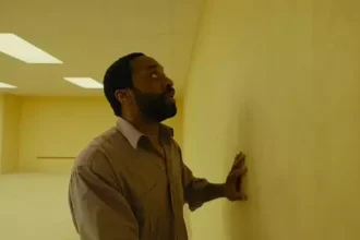 Chiwetel Ejiofor em cena de "Backrooms"- Divulgação Imagem Filmes