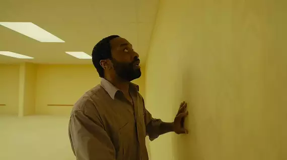 Chiwetel Ejiofor em cena de "Backrooms"- Divulgação Imagem Filmes