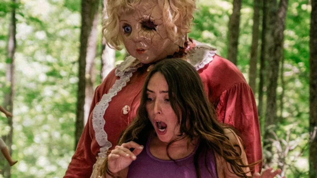 Fabianne Therese em cena de "Dolly: A Boneca Maldita"- Divulgação Paris Filmes