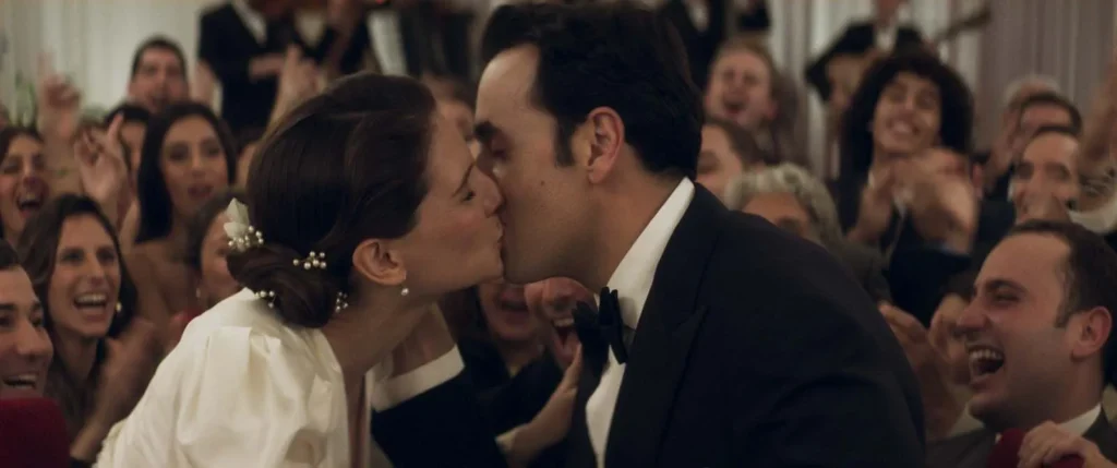 Joséphine Japy e Jonathan Cohen em cena de "Era Uma Vez Minha Mãe"- Copyright Marie-Camille Orlando - 2024 Gaumont - Egérie Productions – 9492-2663 Québec Inc. (filiale de Christal Films Productions Inc.) - Amazon MGM Studios