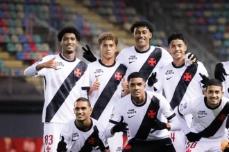 vasco - Volante da base cruz-maltina ficará integrado à rotina do elenco profissional em período de observação conduzido pela comissão técnica de Renato Gaúcho.