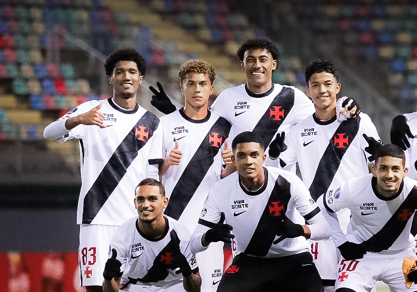 vasco - Volante da base cruz-maltina ficará integrado à rotina do elenco profissional em período de observação conduzido pela comissão técnica de Renato Gaúcho.