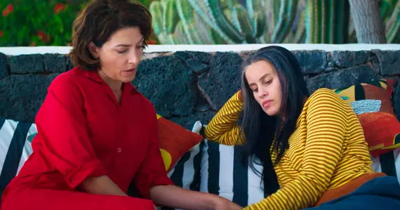 Bárbara Lennie e Milena Smit em cena de "Natal Amargo"- Divulgação Warner Bros